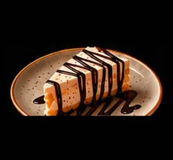 Porción de tarta helada con sirope de chocolate